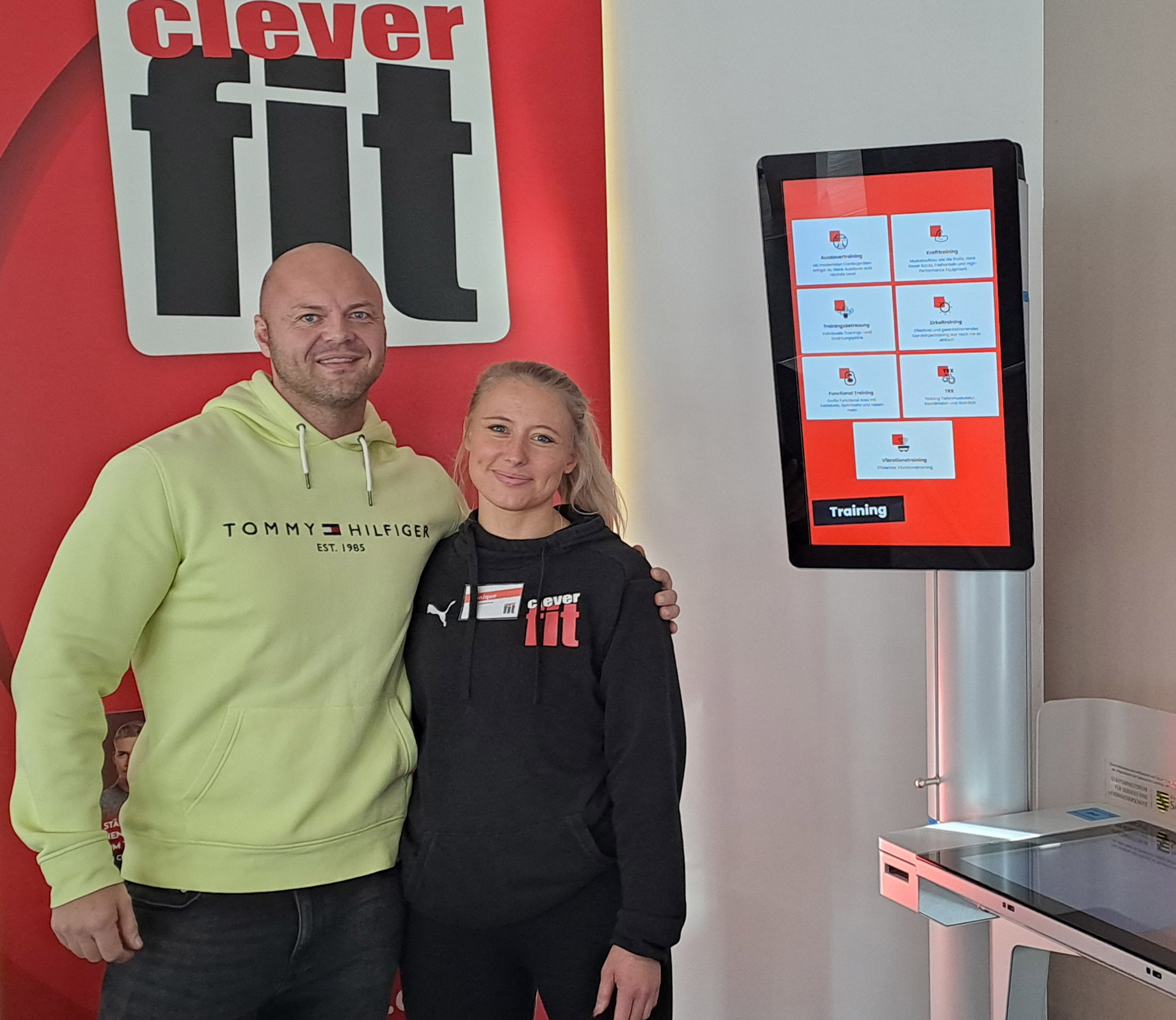 v.l.n.r. Inhaber clever fit Dresden & Bautzen Stefan Lasch und Filialleiterin ...